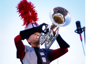 PERSONE PLAYING SAXOPHONE